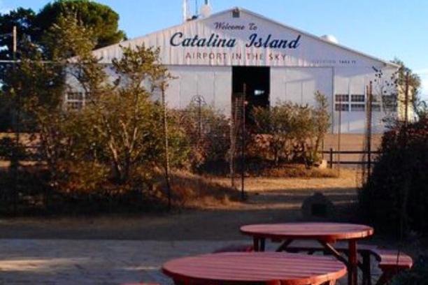an empty park bench next to a building