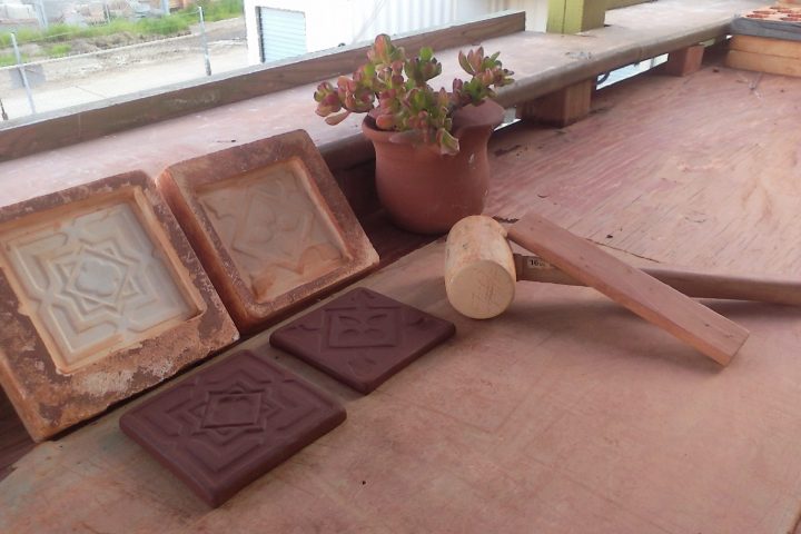 a wooden bench sitting next to a building